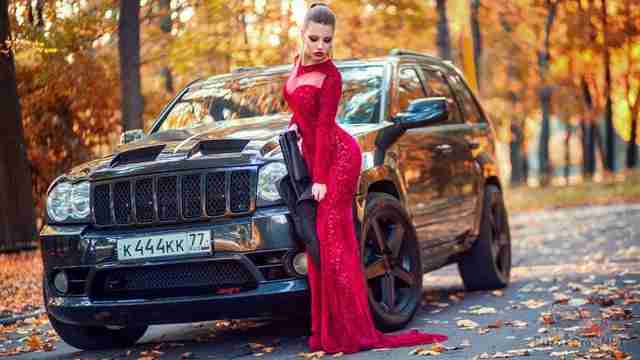 Фото Miss marzipanka с внедорожниками Девушка в красном вечернем платье вынимает карабин