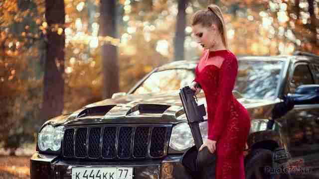 Фото Miss marzipanka с внедорожниками Девушка в вечернем платье с карабином