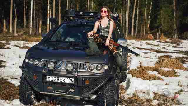 Фото Miss marzipanka с внедорожниками Miss marzipanka c ружьем и Mitsubishi L200