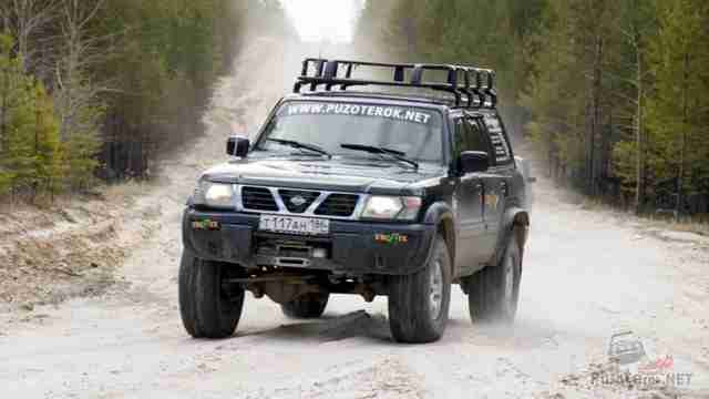 Nissan Patrol едет по грунтовке