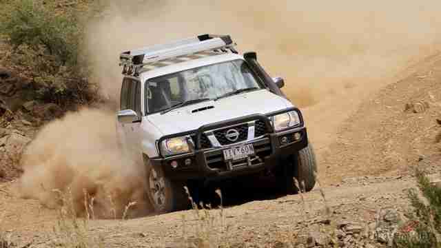 Nissan Patrol пылит по грунтовке