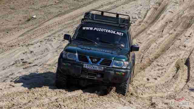Nissan Patrol в песчаном карьере