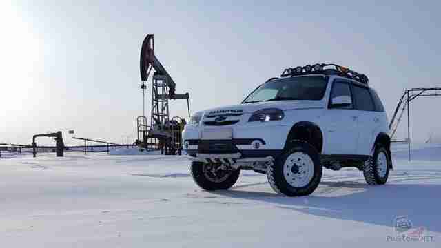 Шеви-нива на севере возле нефтекачалки