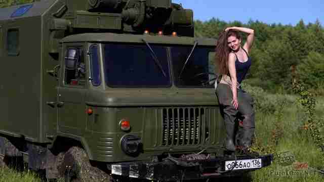 Девушка на ГАЗ-66