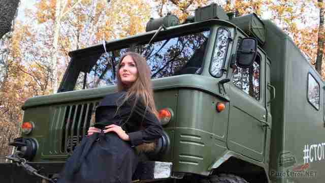 Девушка с шишигой