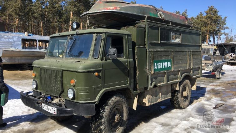 ГАЗ-66 с лодкой на крыше