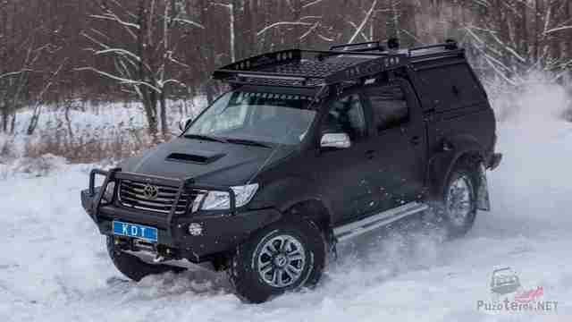 Toyota Hilux с багажником на крыше и кунгом