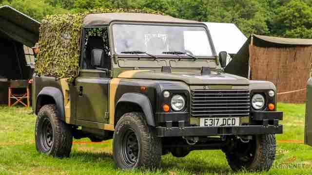 Land Rover Defender (60 фото) Военный дефендер пикап в камуфляже с маскировочной сеткой