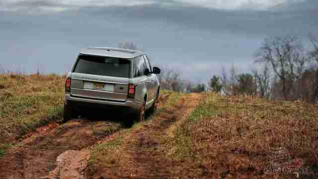 Дорога и внедорожник Range Rover