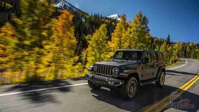 Фото Jeep Wrangler Sahara 2018 на фоне гор и леса