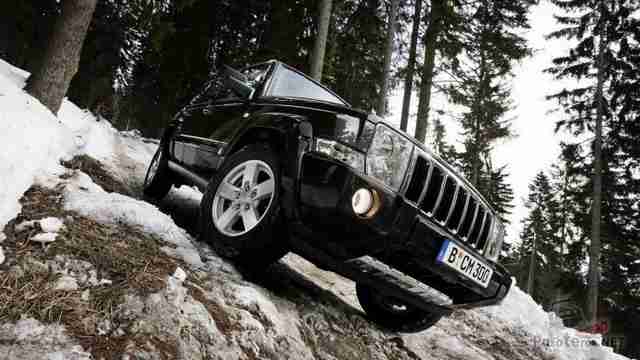 Jeep Commander на бездорожье в лесу