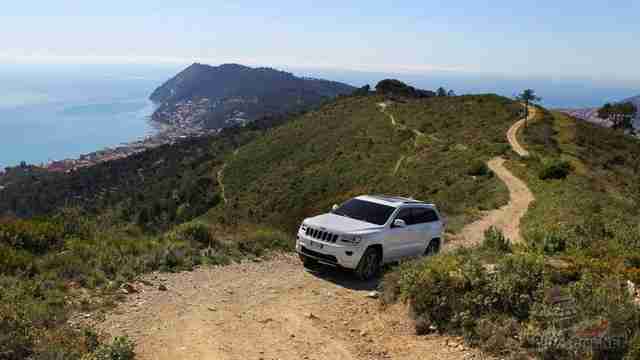 Jeep Grand Cherokee едет в гору