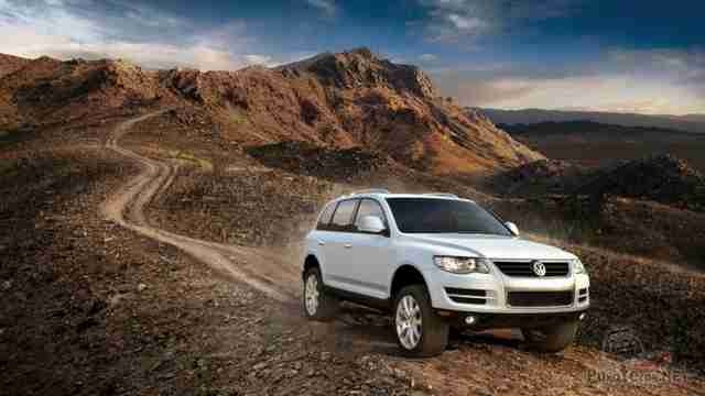 Volkswagen Touareg на грунтовой дороге