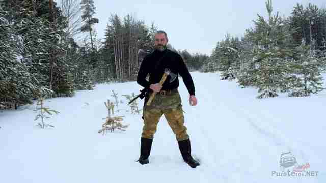 Человек с топором в лесу