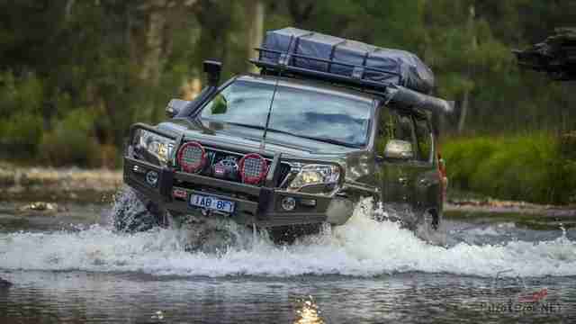 Toyota Prado едет вброд