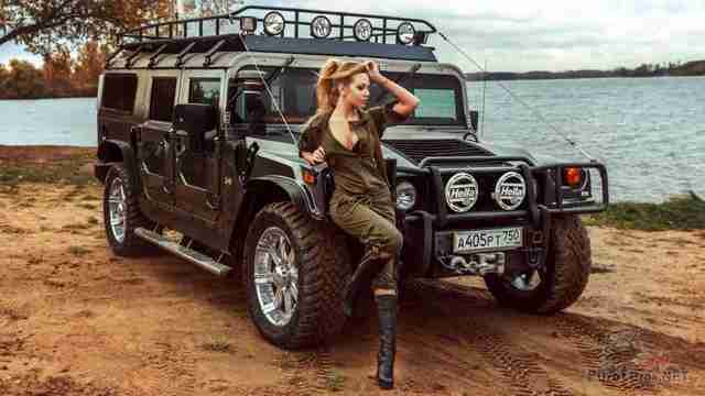 Девушка и Hummer H1 на берегу реки