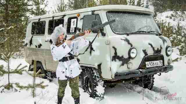 Девушка с ружьём и УАЗ Буханка в камуфляже