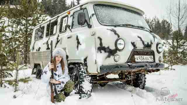 Девушка с ружьём возле Буханки