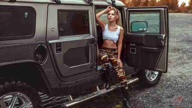 Красивая девушка в камуфляжных штанах и Hummer H1