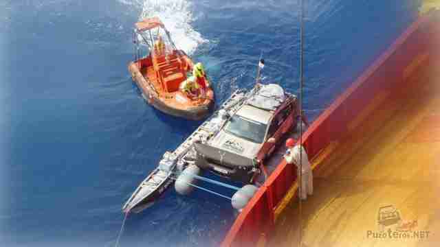 Надувной понтон с джипом пришвартованный к борту морского судна
