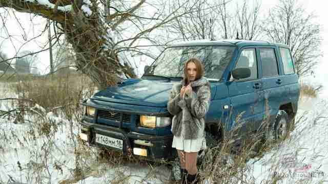 УАЗ Симбир и девушка в зимнем лесу