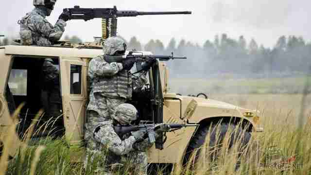 Солдаты американцы с винтовками M16 возле хаммера