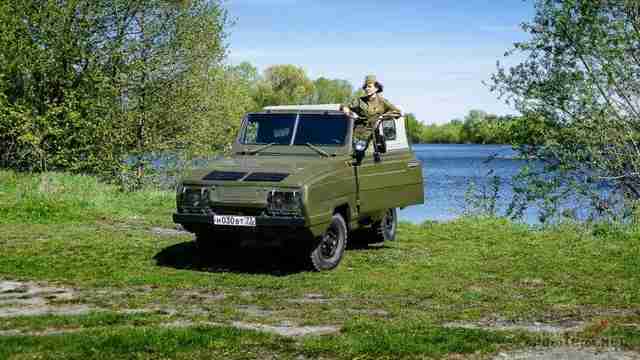 Девушка в военной форме с пилоткой и плавающий Ягуар