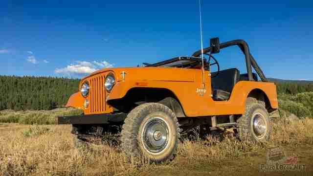 Jeep CJ-5 с открытым верхом на природе Jeep CJ-5 с открытым верхом на природе