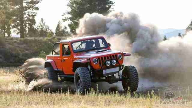 Jeep Sandstorm мчится по грунтовке Jeep Sandstorm мчится по грунтовке