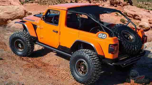 Jeep Sandstorm на скальнике в пустыне Jeep Sandstorm на скальнике в пустыне