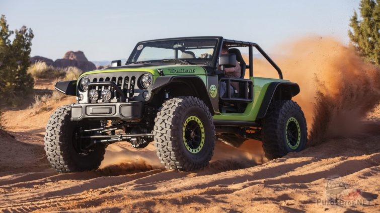 Jeep Trailcat мчится по грунтовке Jeep Trailcat мчится по грунтовке