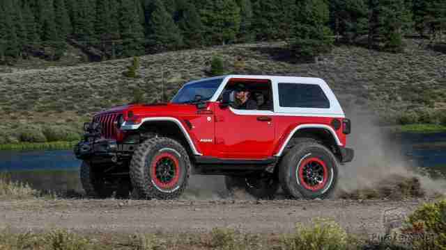 Красный Jeep Jeepster с белой крышей Красный Jeep Jeepster с белой крышей