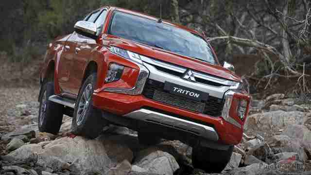 Mitsubishi Triton на камнях