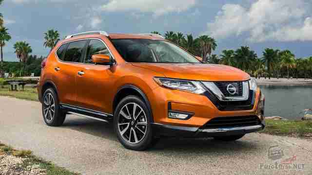 Nissan X-Trail на берегу озера и пальм