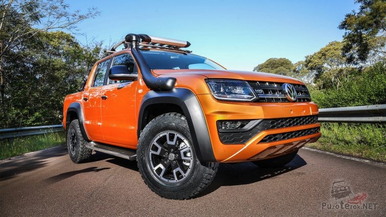Оранжевый Volkswagen Amarok v6 aventura 2018 со шноркелем