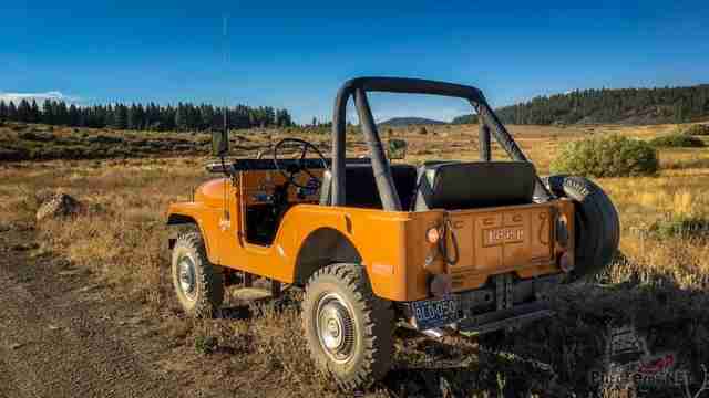 Раритетный Jeep CJ-5 вид сзади Раритетный Jeep CJ-5 вид сзади