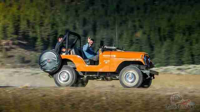 Старенький Jeep CJ-5 в отличном состоянии Старенький Jeep CJ-5 в отличном состоянии