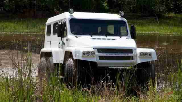 Трэкол 6x6 едет через болото