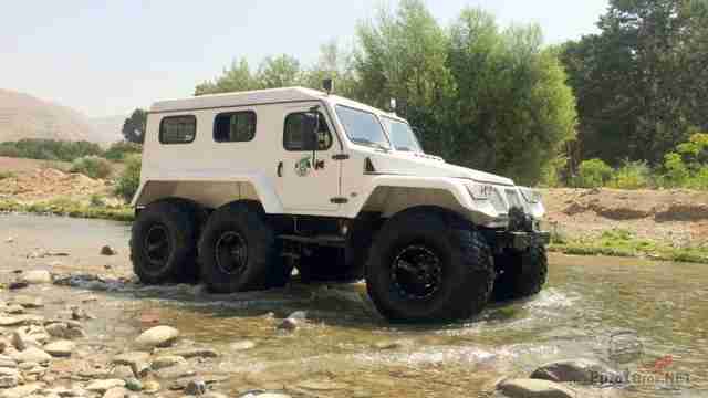 Трэкол 6x6 едет по мелкой реке