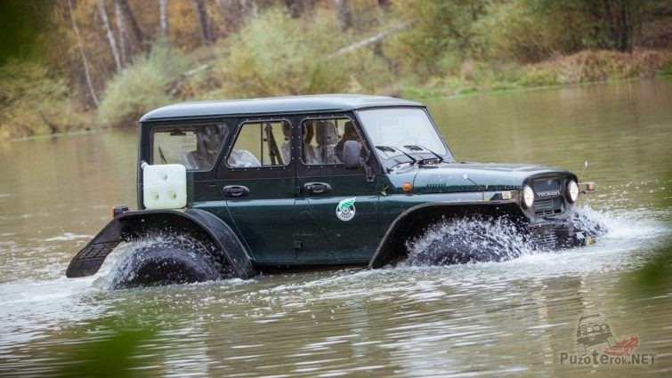 Трэкол УАЗ плывёт по реке