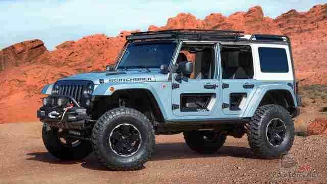 Внедорожник jeep switchback на фоне техасских гор Внедорожник jeep switchback на фоне техасских гор