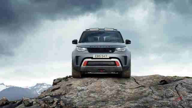 Land Rover Discovery SVX на скале Land Rover Discovery SVX на скале