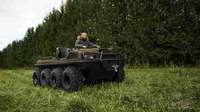 Мужчина едет на вездеходе Tinger Armor Мужчина едет на вездеходе Tinger Armor