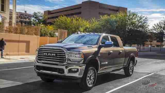 Автомобиль Dodge Ram едет по городу
