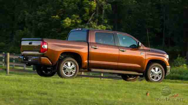 Автомобиль Toyota Tundra на дороге возле леса