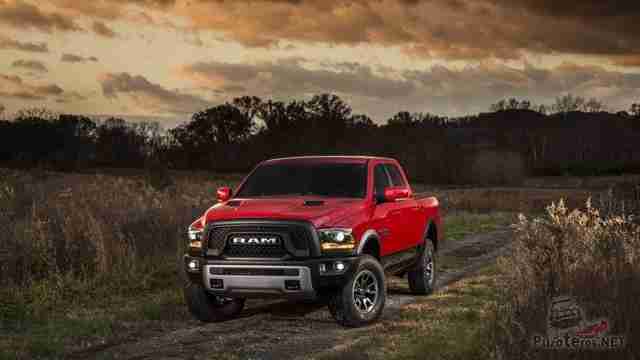 Базовая версия Dodge Ram на сельской дороге
