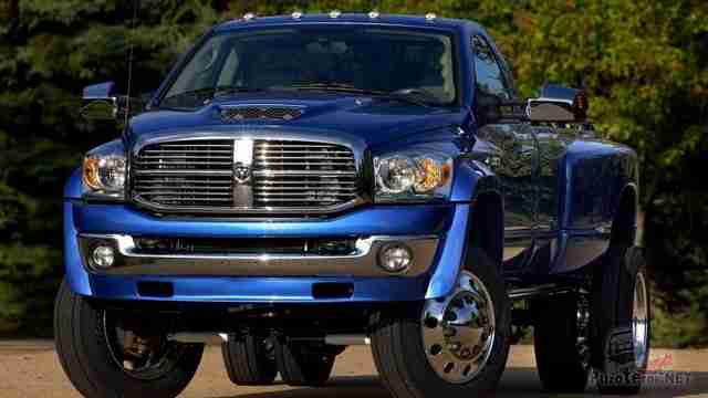 Блестящий синий Dodge Ram