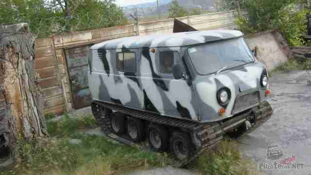 Болотоход камуфляжной раскраски у ворот