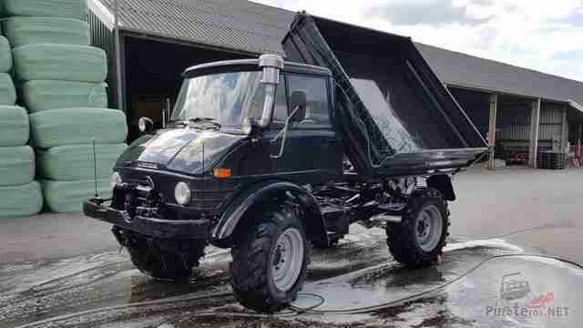 Чистый тёмно-синий Unimog поднял кузов