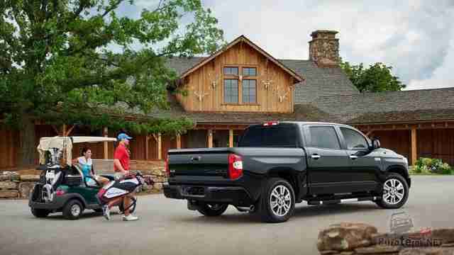 Чёрная Toyota Tundra рядом с людьми во дворе дома